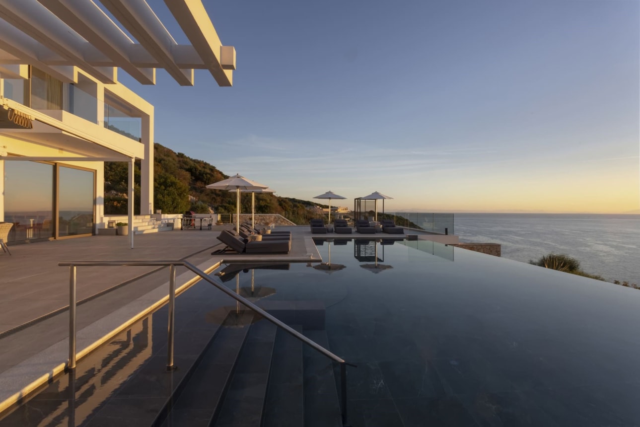 img:https://www.thethinkingtraveller.com/media/Blog%20Images/HONEYMOON%20destinations%20eruope/TTT_Ionian_Islands_Zakynthos_Aurora_OCT24_086.jpg